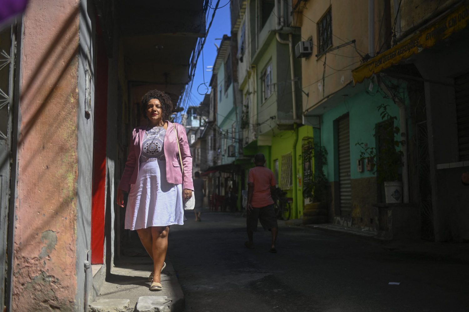 Renata Souza caminha na Favela da Maré: "Ter sido a mais votada na Maré é um resultado muito expressivo em um território com cerca de 140 mil habitantes, dos quais 55% são mulheres e 62% são autodeclarados negros". Foto André Borges/AFP