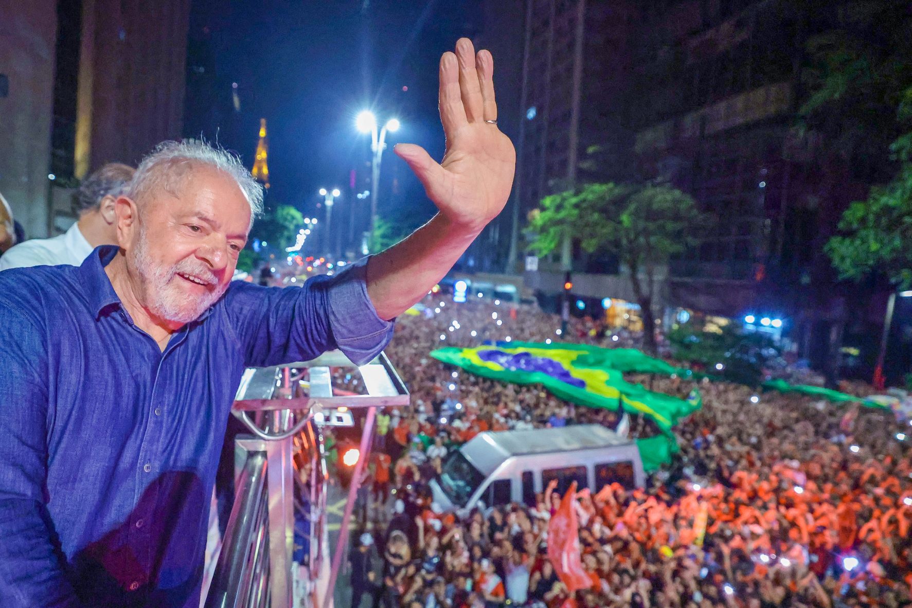 O presidente eleito Lula na Avenida Paulista após a vitória: "o Brasil está pronto para retomar o seu protagonismo na luta contra a crise climática, protegendo todos os nossos biomas, sobretudo a floresta amazônica" (Foto: Ricardo Stuckert - 30/10/2022)