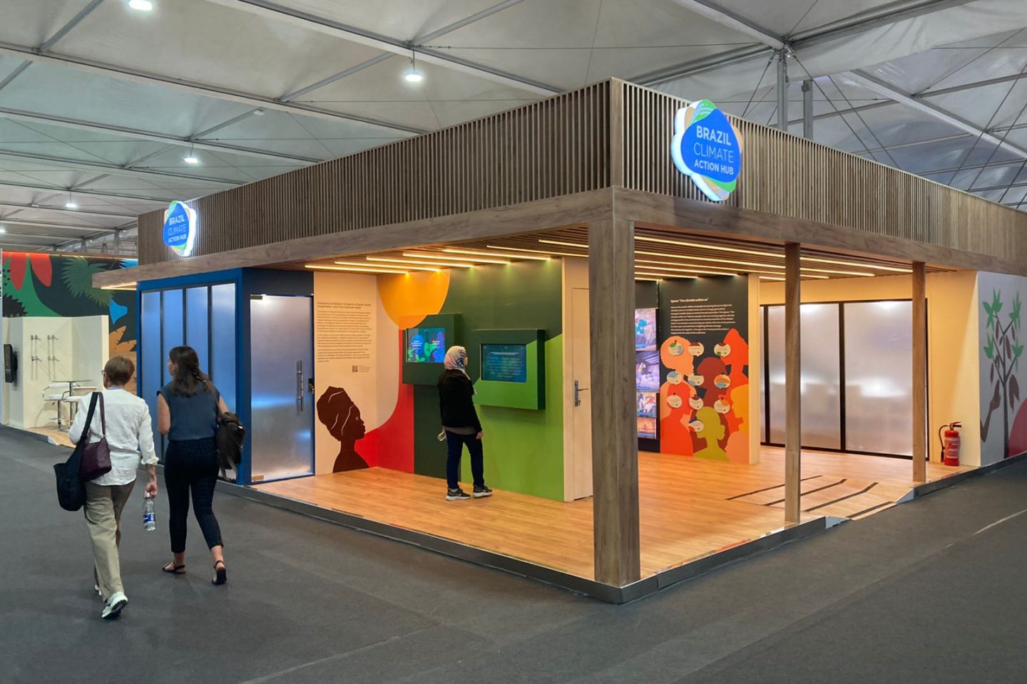 O estande Brazil Action Hub, organizado pela sociedade civil, na COP27 no Egito: contradições entre países ricos e pobres e reconstrução para o Brasil (Foto: Eduardo Carvalho / Brazil Hub)