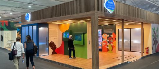 O estande Brazil Action Hub, organizado pela sociedade civil, na COP27 no Egito: contradições entre países ricos e pobres e reconstrução para o Brasil (Foto: Eduardo Carvalho / Brazil Hub)