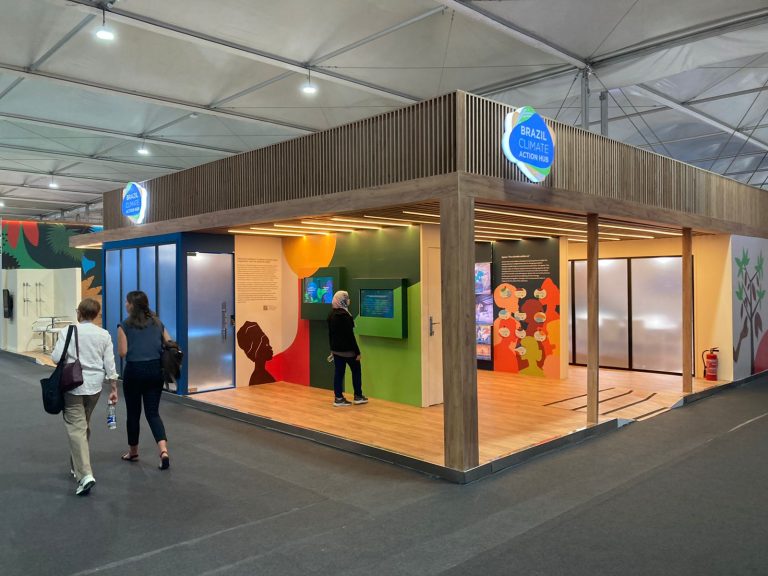 O estande Brazil Action Hub, organizado pela sociedade civil, na COP27 no Egito: contradições entre países ricos e pobres e reconstrução para o Brasil (Foto: Eduardo Carvalho / Brazil Hub)