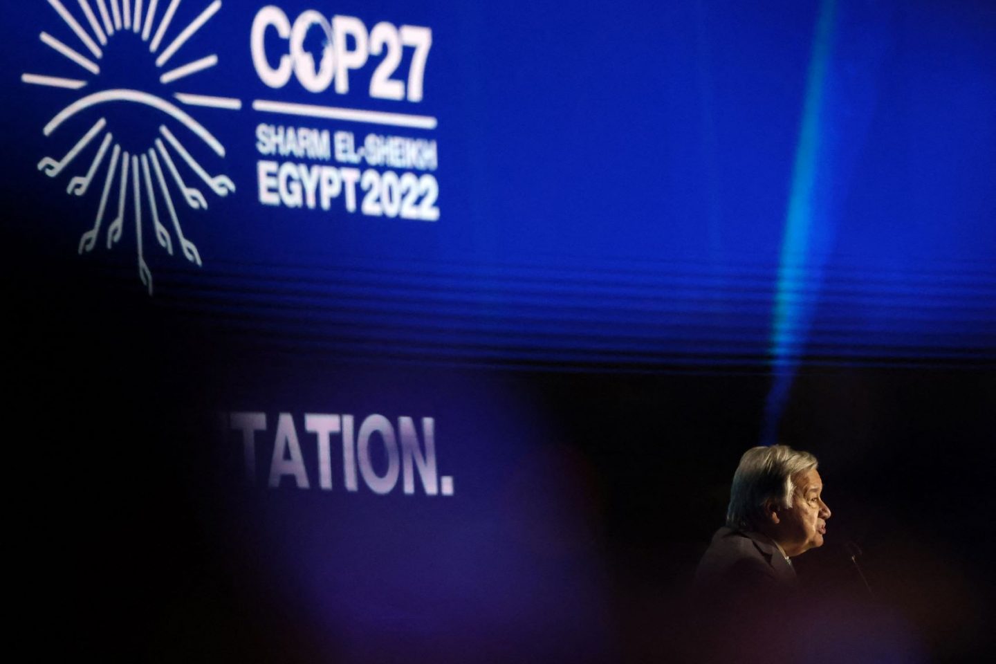 O secretário-geral da ONU, Antonio Guterres, na abertura da Cúpula dos Líderes, na COP27, no Egito: "Ou um pacto pela solidariedade climática, ou um pacto pelo suicídio coletivo” (Foto: Joseph Eid / AFP)