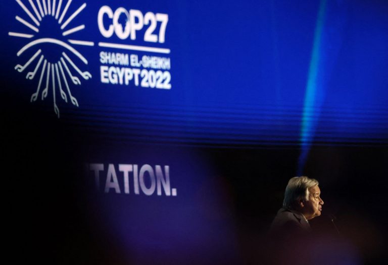 O secretário-geral da ONU, Antonio Guterres, na abertura da Cúpula dos Líderes, na COP27, no Egito: "Ou um pacto pela solidariedade climática, ou um pacto pelo suicídio coletivo” (Foto: Joseph Eid / AFP)
