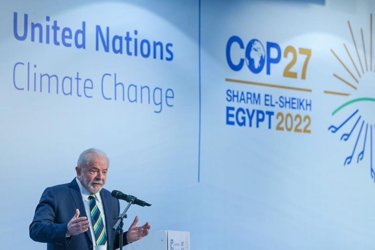 O presidente eleito Lula discursa na COP27: "precisamos com urgência de mecanismos financeiros para remediar perdas e danos causados em função da mudança do clima" (Foto: Ricardo Stuckert)