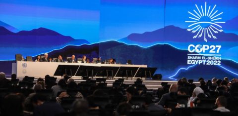 Sessão de encerramento da COP27, em Sharm el-Sheikh, Egito: fundo para perdas e danos, mas sem enfrentamento à ameaça dos combustíveis fósseis (Foto: Mohamed Abdel Hamid / Anadolu Agency / AFP)