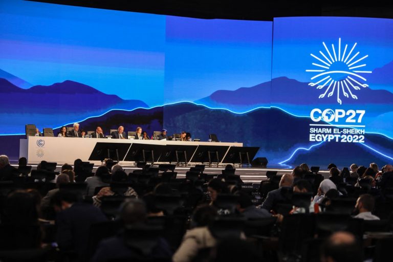 Sessão de encerramento da COP27, em Sharm el-Sheikh, Egito: fundo para perdas e danos, mas sem enfrentamento à ameaça dos combustíveis fósseis (Foto: Mohamed Abdel Hamid / Anadolu Agency / AFP)