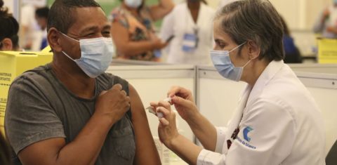 Vacinação contra covid-19 para profissionais da saúde em São Paulo: estudo mostra desigualdades regionais também no acesso à vacina (Foto: Rovena Rosa / Agência Brasil - 19/04/2021)