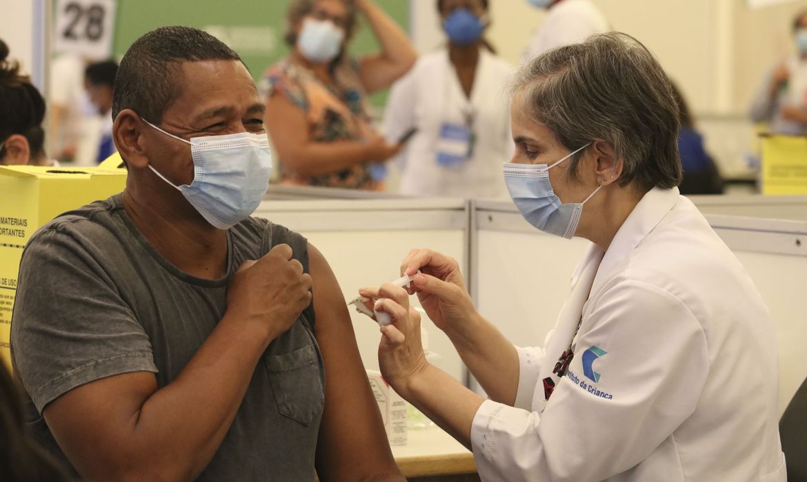 Vacinação contra covid-19 para profissionais da saúde em São Paulo: estudo mostra desigualdades regionais também no acesso à vacina (Foto: Rovena Rosa / Agência Brasil - 19/04/2021)