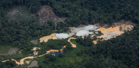 Garimpo próximo a malocas na região do Homoxi na Terra Indigena Yanomami: retirada de 20 mil garimpeiros do território é ação emergencial proposta pelo plano Brasil 2045 (Foto: Bruno Kelly/Amazônia Real - 30/04/2021)