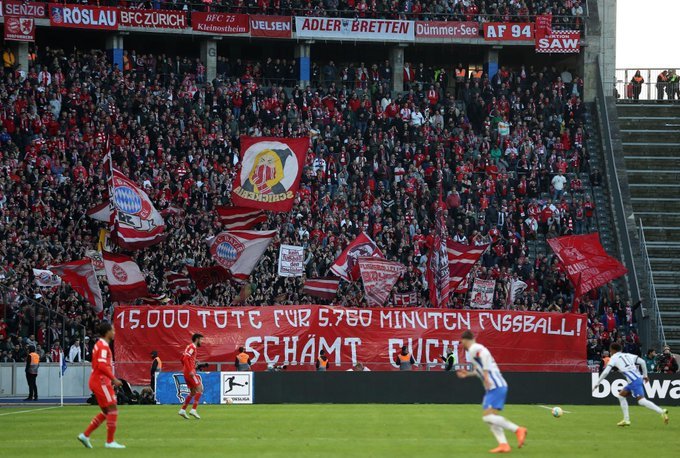 Torcida do Bayern de Munique faz a conta: "15 mil mortos para 5.760 minutos de futebol. Vocês deviam se envergonhar!". Reprodução do Twitter