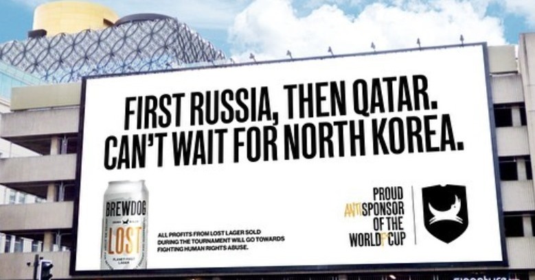 "Primeiro Rússia, agora Catar. Estamos ansiosos pela Coreia do Norte", ironiza o outdoor do "antipatrocínio" da Copa. Reprodução