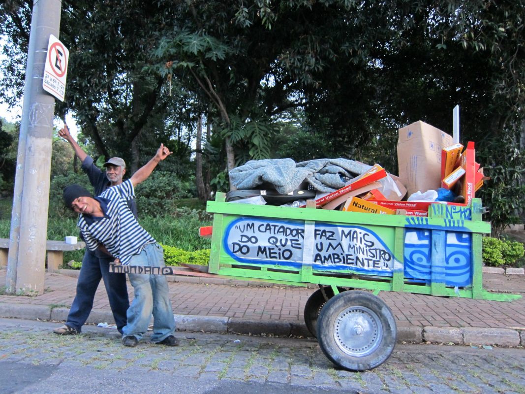 "Um catador faz mais do que um ministro do meio ambiente": mensagem na carroça de atadores autônomos em São Paulo (Foto: Mundano / PImp MY Carroça)