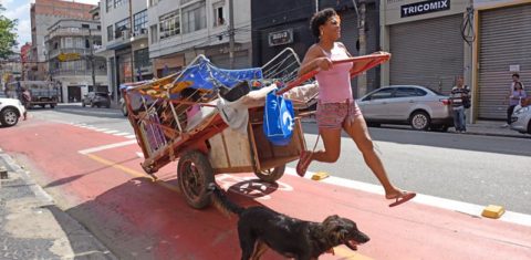 Fabiana Silva, catadora autônoma, nas ruas de São Paulo: pesquisa mostra que trabalhadores enfrentam preconceito e pobreza (Foto: Martha Cooper / Pimp MY Carroça)