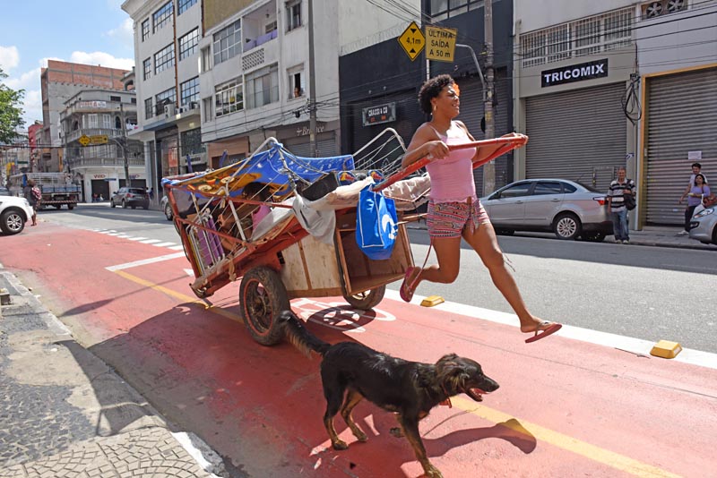 Fabiana Silva, catadora autônoma, nas ruas de São Paulo: pesquisa mostra que trabalhadores enfrentam preconceito e pobreza (Foto: Martha Cooper / Pimp MY Carroça)