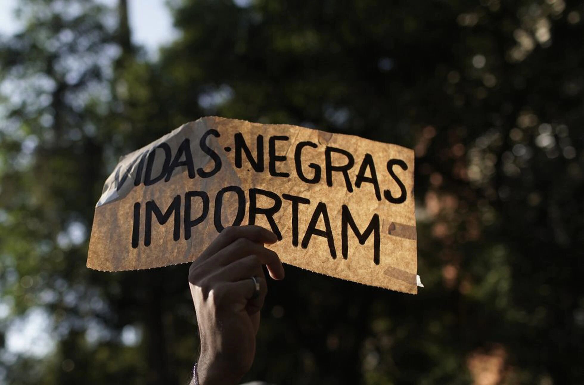 É racista o fato de a peça branca fazer o primeiro movimento no