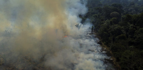 Vista aérea de uma área queimada da Floresta Amazônica,em Apuí, sul do Estado do Amazonas. Especialistas dizem que Brasil tem todas as condições para zerar emissões líquidas de CO2. Foto Michael Dantas/AFP
