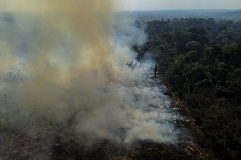 Vista aérea de uma área queimada da Floresta Amazônica,em Apuí, sul do Estado do Amazonas. Especialistas dizem que Brasil tem todas as condições para zerar emissões líquidas de CO2. Foto Michael Dantas/AFP