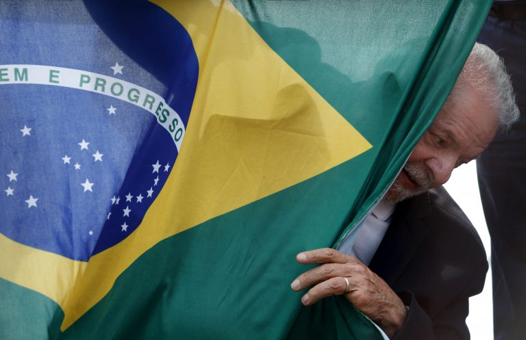 O risco de um presidente com nove dedos fazer o Brasil dar certo novamente apavora a extrema-direita. Foto Miguel Schincariol/AFP