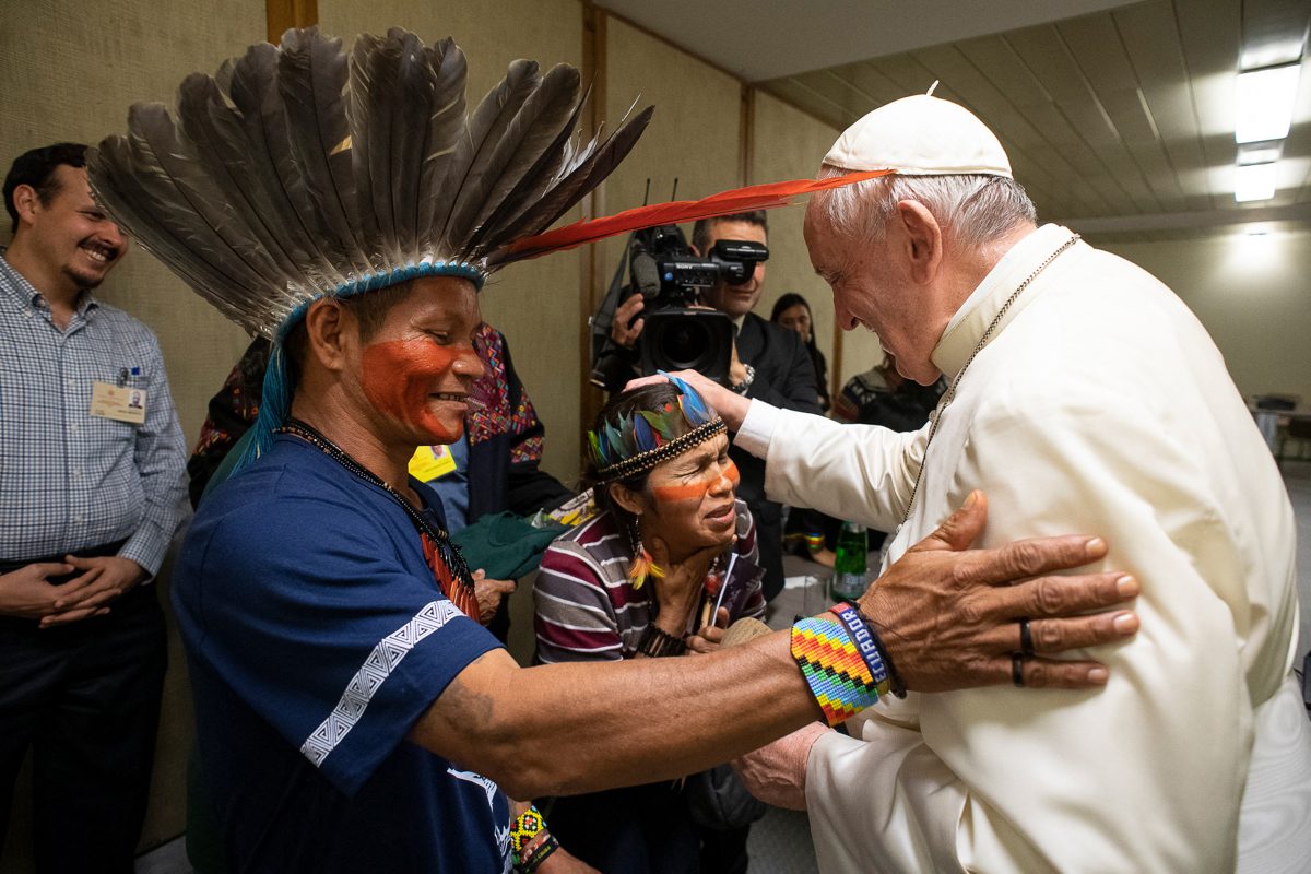 Papa Francisco abençoa lideranças indígenas da Amazônia. Foto Mídia Vaticano