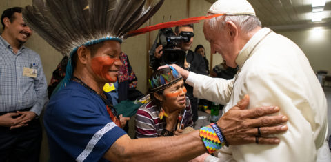 Papa Francisco abençoa lideranças indígenas da Amazônia. Foto Mídia Vaticano