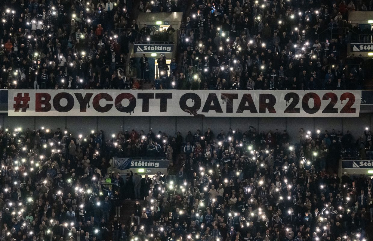Torcida do Schalke 04, da Alemanha, estende faixa pedindo boicote a Copa do Catar. Foto Bernd Thissen/DPA/AFP