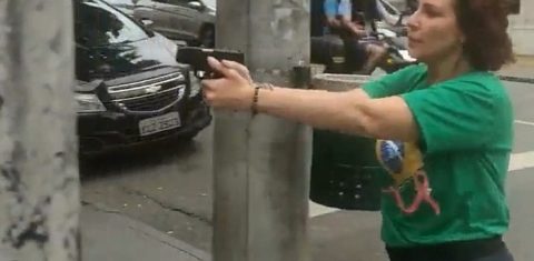 A deputada Carla Zambelli, cometendo crime nas ruas de São Paulo: porte ilegal de arma e ameaça a jovem negro. Reproução de vídeo