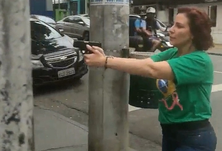 A deputada Carla Zambelli, cometendo crime nas ruas de São Paulo: porte ilegal de arma e ameaça a jovem negro. Reproução de vídeo