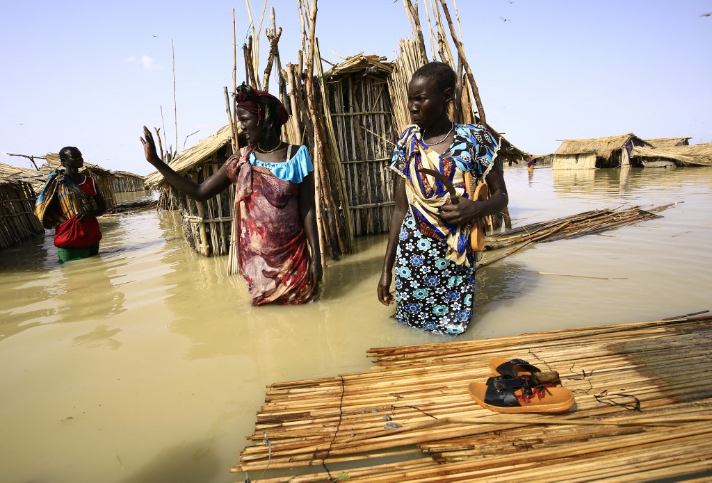 Moradoras de vila de refugiados no Sudão do Sul enfrentam estragos das enchentes: 800 mil pessoas deixaram casas por causa das inundações (Foto: Ashraf Shazly / AFP - 14/09/2021