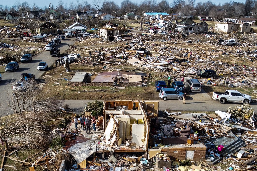 A arrasada cidade de Dawson Springs, no Kentucky, após o furacão: diretora de agência climática destaca dimensão “incrivelmente incomum” e “histórica” dos tornados em série (Foto: Chandan Khanna / AFP - 14/12/2021)