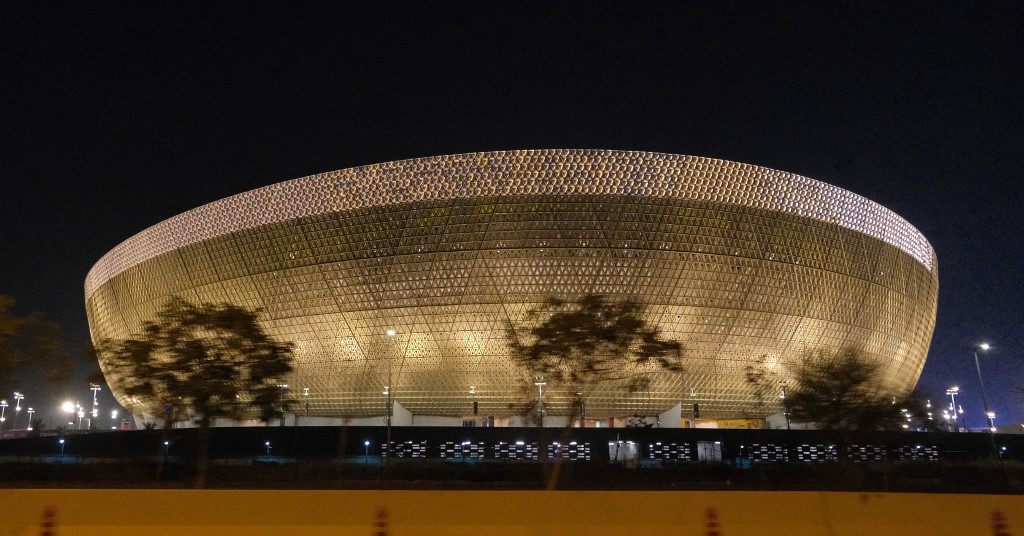 O luxuoso Estádio de Lusail, palco da final da Copa do Mundo: autoridades de alguns países asiáticos, de onde são importados trabalhadores, temem poder econômico do Catar e seus vizinhos do Golfo (Foto: The Yomiuri Shimbun / AFP - 01/11/2022)