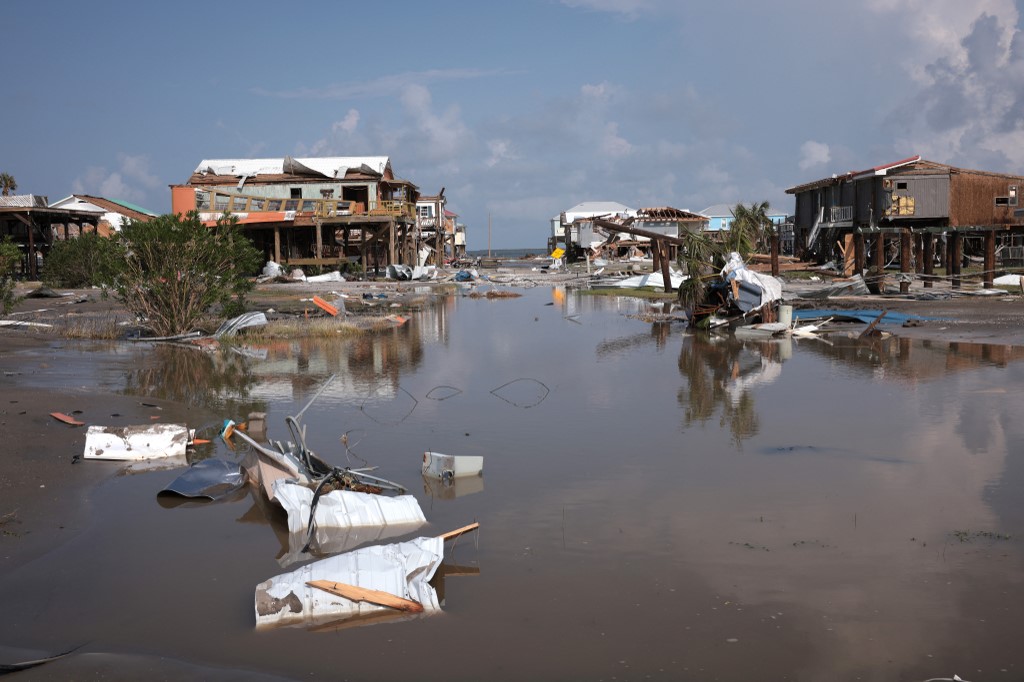 Rastro de destruição deixado pelo furacão Ida no estado americano da Luisiana: súbito aumento de intensidade e 95 mortos (Foto: Win McNamee/Getty Images/AFP - 02/09/2021)