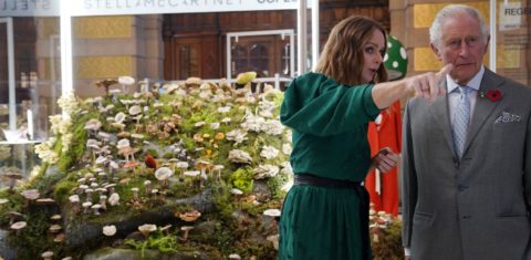 A estilista Stella McCartney mostra ao Príncipe Charles sua exposição sobre o futuro da moda em Glasgow, durante a COP26: apoio à proposta de lei de moda sustentável de Nova York (Foto: Owen Humphries / AFP - 03/11/2021)