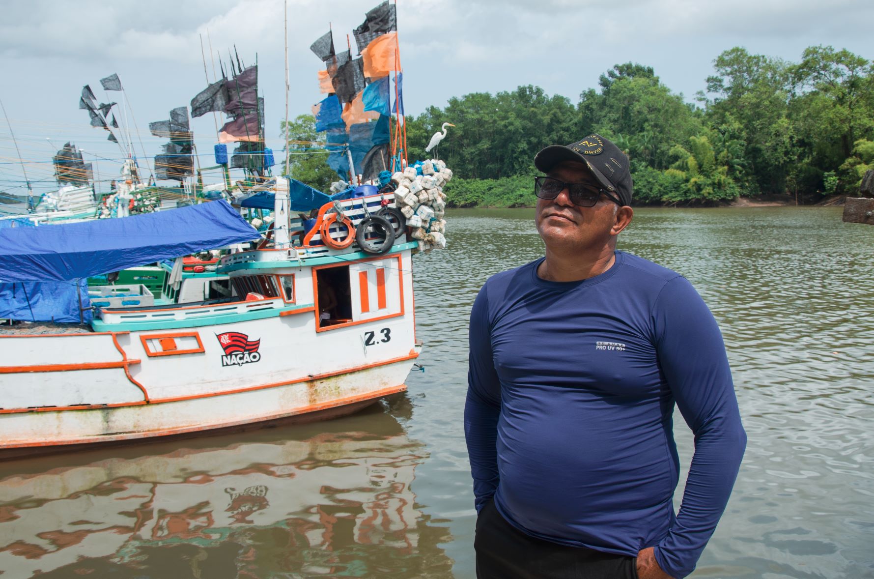 Silvio Sardinha, com seu barco, no porto de Vigia, no Pará: disputa pelos peixes e suas bexigas natatórias (Foto: Samira Reed/Diálogo Chino)