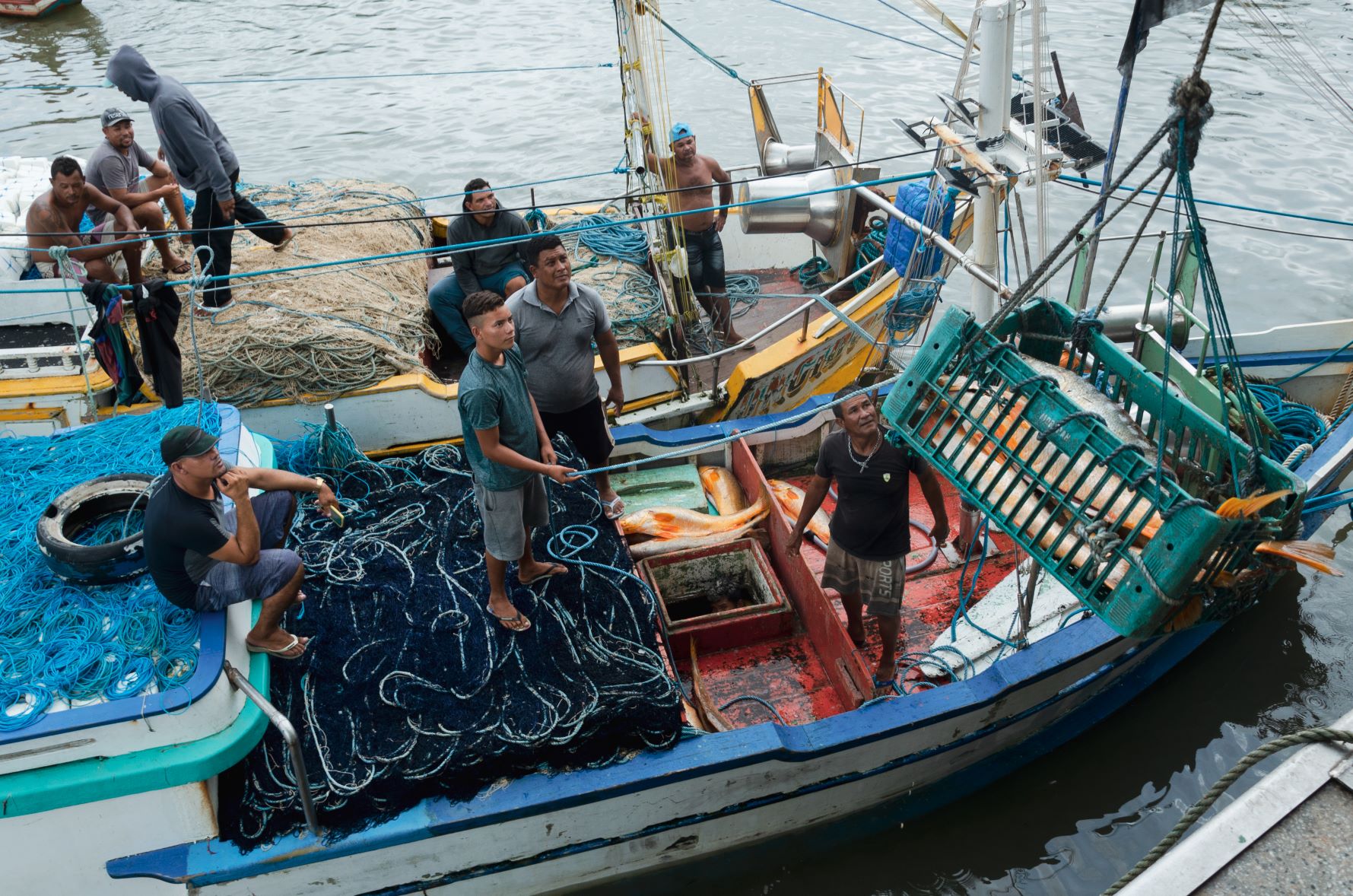 Barco pesqueiro especializado na captura da pescada-amarela por suas bexigas: mercado internacional (Foto: Sarita Reed/Diálogo Chino)