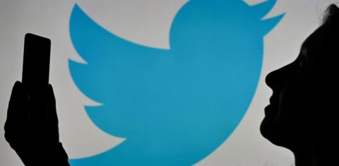 Estudo encomendado pelo próprio Twitter revela amplificação de tweets de fontes politicamente inclinadas à direita (Foto: Artur Widak / NurPhoto/ AFP - 12/01/2022)