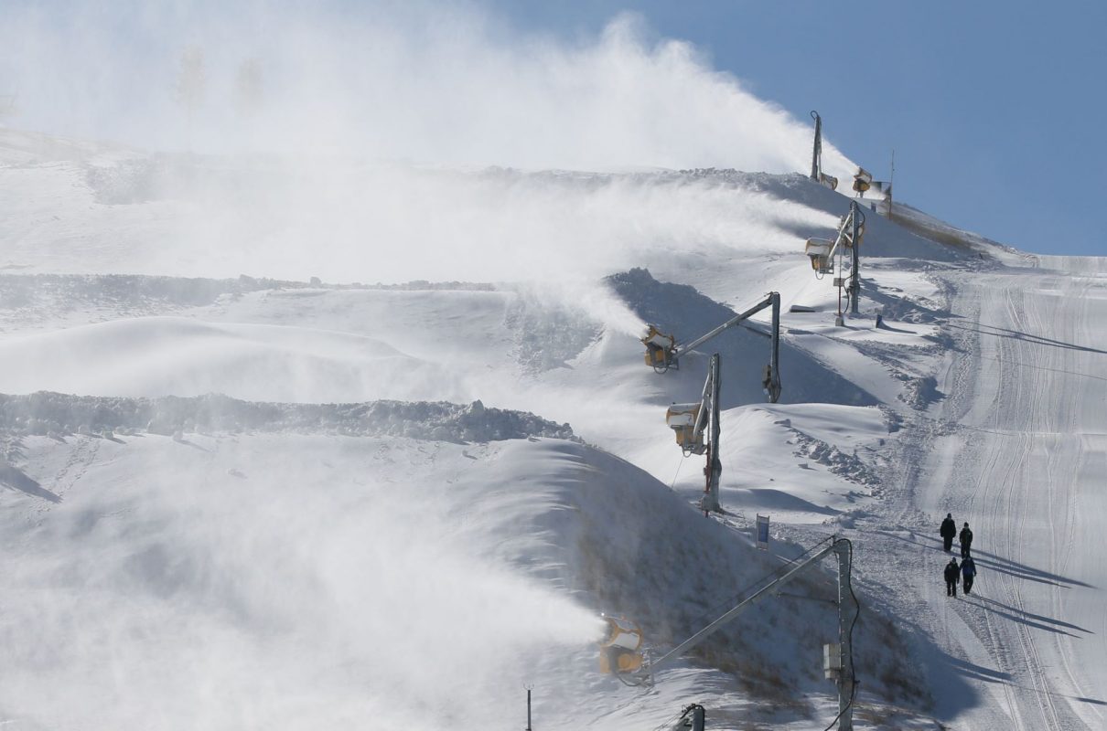 Canhões de neve artificial cobrem pistas para os Jogos Olímpicos de Inverno de Pequim 2022: estudo mostra que a crise climática vai limitar os locais onde evento pode ser disputado em condições seguras para os atletas (Foto: Koki Kataoka / AFP - 07/12/2021)