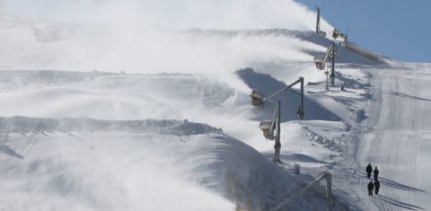 Canhões de neve artificial cobrem pistas para os Jogos Olímpicos de Inverno de Pequim 2022: estudo mostra que a crise climática vai limitar os locais onde evento pode ser disputado em condições seguras para os atletas (Foto: Koki Kataoka / AFP - 07/12/2021)