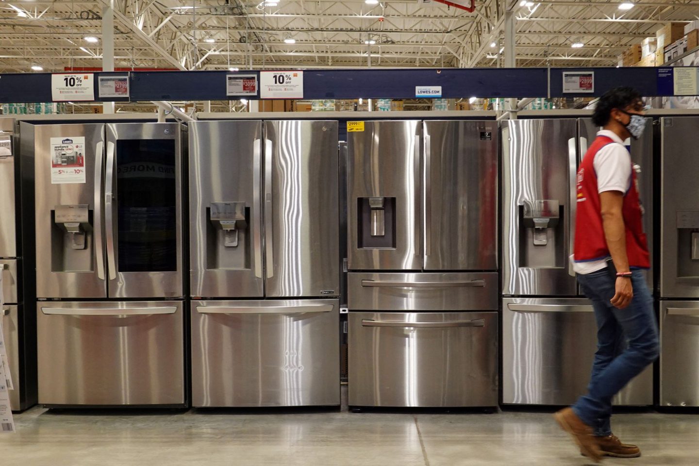 Geladeiras à venda em loja de departamentos na Flórida: governo americano exige redução de substância que garante refrigeração mas prejudica meio ambiente e saúde (Foto: Joe Readle / AFP - 12/05/2022)