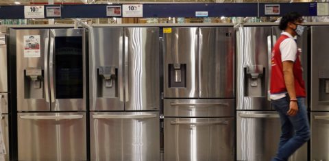 Geladeiras à venda em loja de departamentos na Flórida: governo americano exige redução de substância que garante refrigeração mas prejudica meio ambiente e saúde (Foto: Joe Readle / AFP - 12/05/2022)