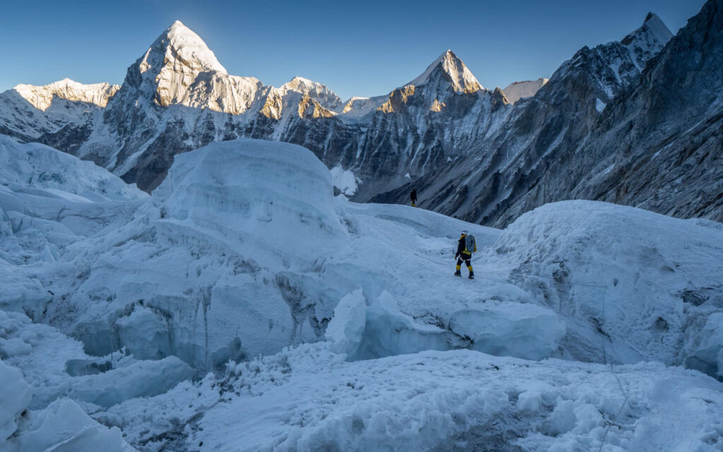 Cientistas no alto de geleira do Monte Everest, no Nepal: pesquisa descobre derretimento acelerado no topo do mundo com a crise climática (Foto: Mariusz Potocki / University of Maine - Maio/2019)