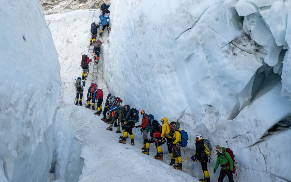 Expedição com 30 pesquisadores a caminho do topo do Everest: derretimento de geleira pode afetar 1 bilhão de pessoas e tornar escaladas mais perigosas (Foto: Mariusz Potocki / University of Maine - Maio/2019)