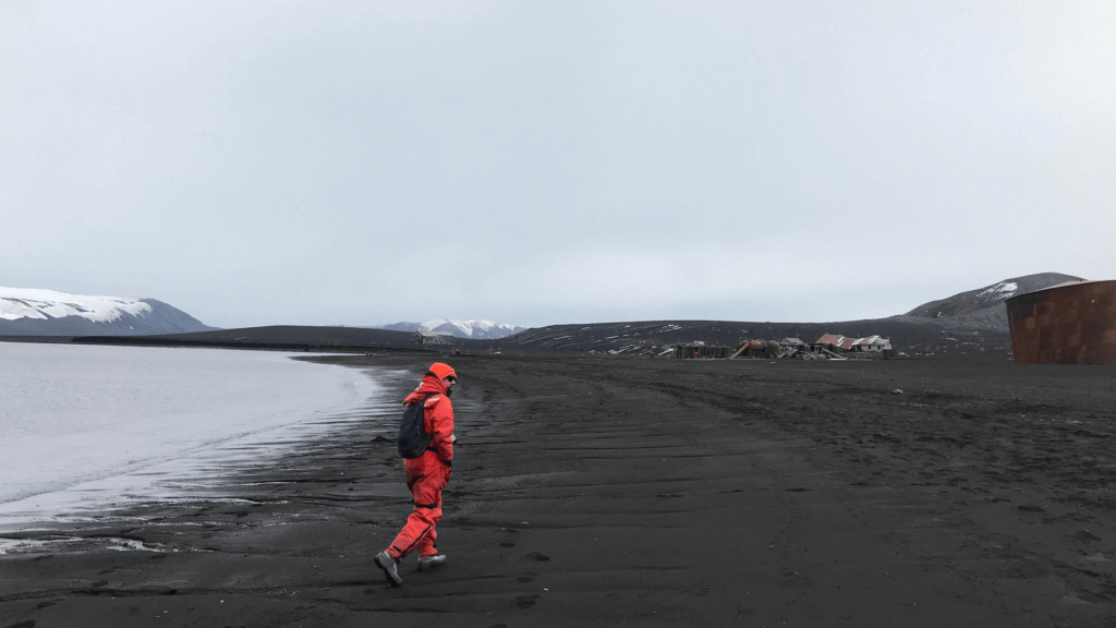 Pesquisador na Baía do Almirantado, onde está localizada a estação antártica brasileira: sedimentos recolhidos indicam presença de esgoto e combustível fóssil (Foto: LaGPoM/UFPR)