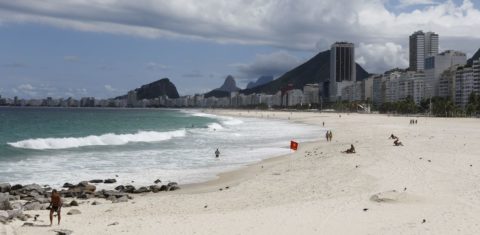 Orla do Leme e Copacabana, no Rio, com construções em terrenos de marinha, pertencentes à União Câmara aprova fim dessas áreas e oposição vê favorecimento à especulação imobiliária (Foto: Fernando Frazão/Agência Brasil)