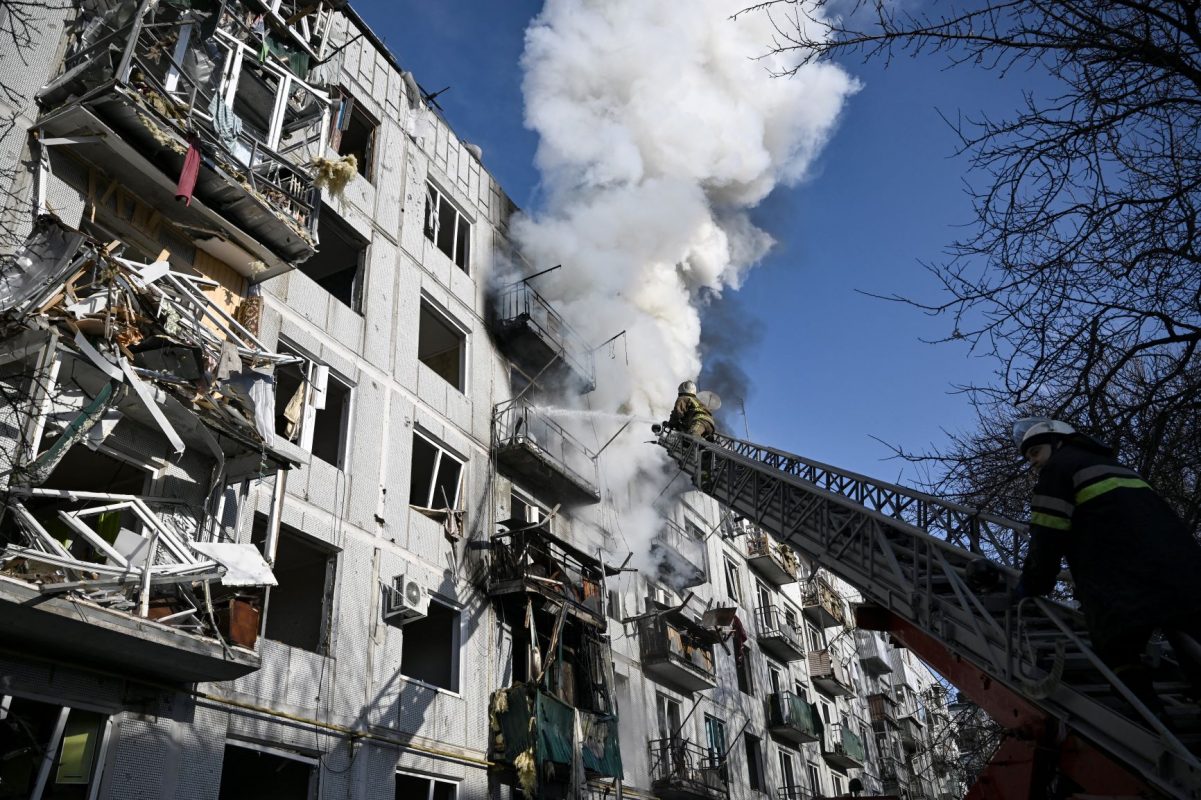Bombeiros tentam apagar chamas em prédio atingido por míssil russo na cidade de Chuguiv, no leste da Ucrânia: Putin ataca em busca da influência perdida (Foto: Aris Messinis / AFP)