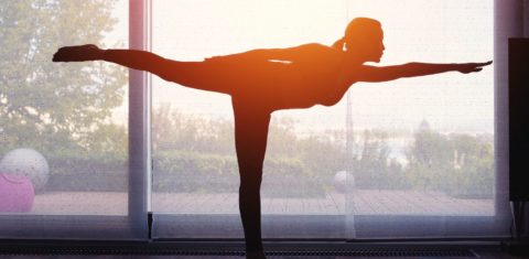 Mulher faz yoga ao pôr do sol: para pesquisadoras, indústria do bem-estar gerencia agenda diária das mulheres com "rotinas de cuidados com a pele, desafios de 30 dias, meditações, velas acesas, ioga e água com limão" (Foto: Sakkmesterke / AAT / Science Photo Library / AFP - 15/12/2021)