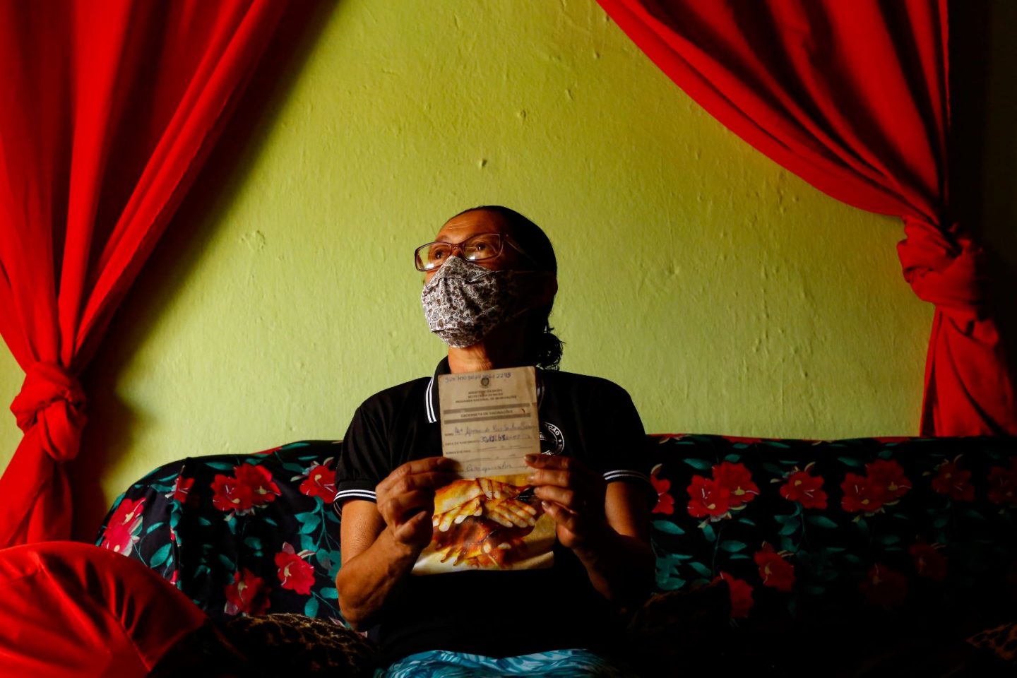 Aparecida Santana com seu certificado de vacinação: líder quilombola comandou força-tarefa de convencimento pela imunização contra a covid-19 em Jeremoabo, na Bahia (Foto: Rafael Martins)