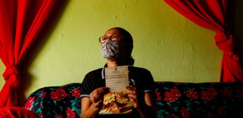 Aparecida Santana com seu certificado de vacinação: líder quilombola comandou força-tarefa de convencimento pela imunização contra a covid-19 em Jeremoabo, na Bahia (Foto: Rafael Martins)