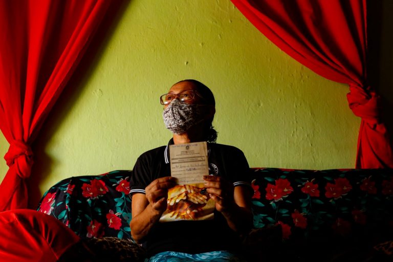 Aparecida Santana com seu certificado de vacinação: líder quilombola comandou força-tarefa de convencimento pela imunização contra a covid-19 em Jeremoabo, na Bahia (Foto: Rafael Martins)