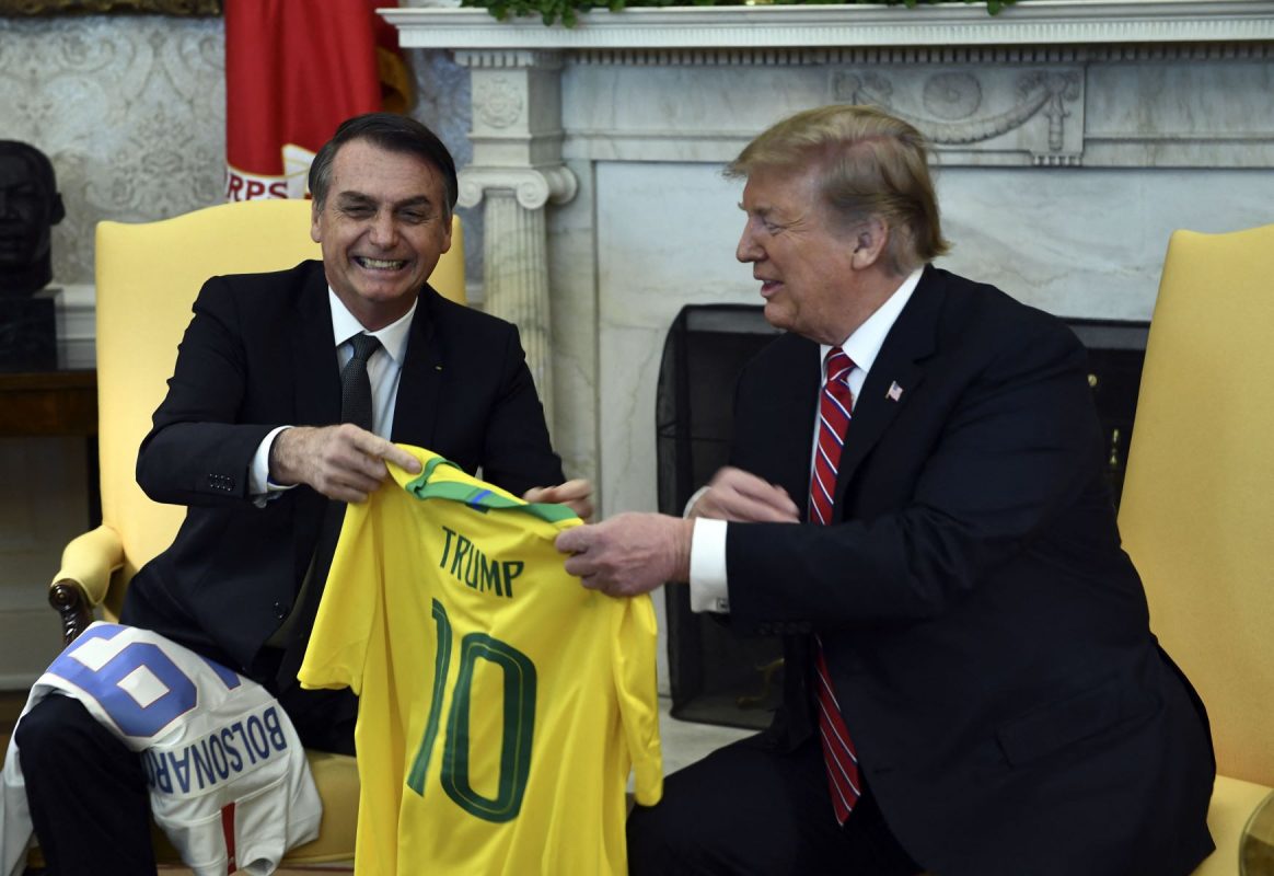 Bolsonaro e Trump em encontro na Casa Branca: exemplos do avanço do populismo autoritário nas democracias do mundo ocidental (Foto: Brendan Smialowsk / AFP /19/03/2019)