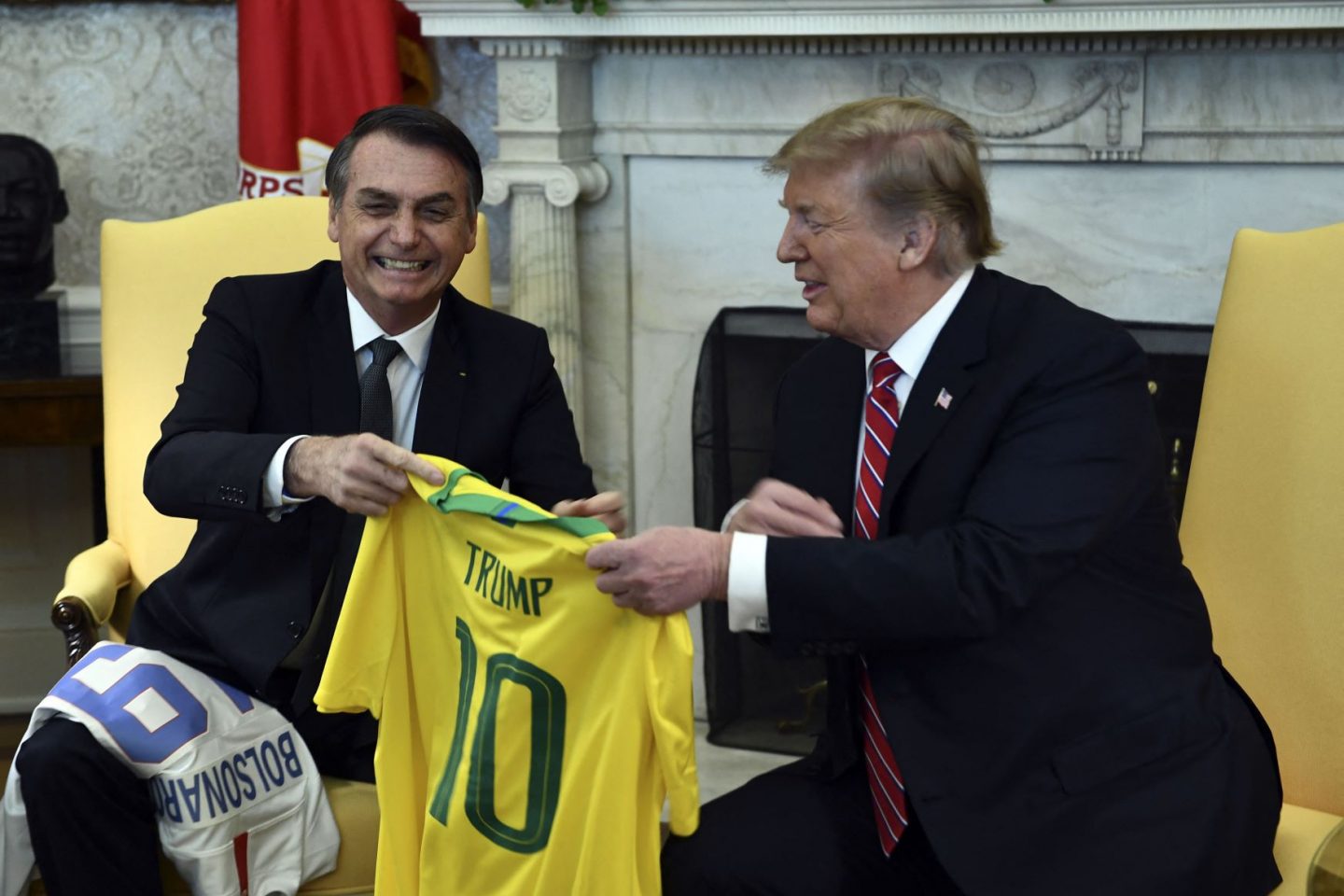 Bolsonaro e Trump em encontro na Casa Branca: exemplos do avanço do populismo autoritário nas democracias do mundo ocidental (Foto: Brendan Smialowsk / AFP /19/03/2019)